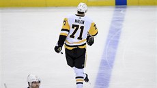 Naštvaný Jevgenij Malkin z Pittsburghu kope do puku po svém vyloučení v duelu s... Naštvaný Jevgenij Malkin z Pittsburghu kope do puku po svém vyloučení v duelu s...