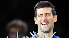 Novak Djokovič se chechtá, právě převzal trofej pro vítěze turnaje v Paříži. Novak Djokovič se chechtá, právě převzal trofej pro vítěze turnaje v Paříži.