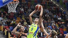 Marija Režanová z USK Praha střílí v utkání proti Jekatěrinburgu. Vlevo brání... Marija Režanová z USK Praha střílí v utkání proti Jekatěrinburgu. Vlevo brání...