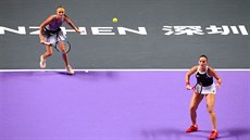 Kristina Mladenovicová (vlevo) a Timea Babosová ve finále Turnaje mistry.