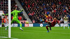 Joshua King (vpravo) z Bournemouthu stílí gól do sít Manchesteru United.
