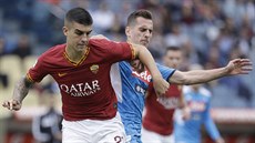 Gianluca Mancini (vlevo) z AS ím si kryje balon ped Arkadiuszem Milikem z...