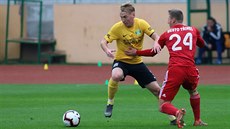 Tomáš Omasta z Třince (vpravo) se snaží zastavit sokolovského Stanislava Vávru. Tomáš Omasta z Třince (vpravo) se snaží zastavit sokolovského Stanislava Vávru.