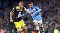 Bernardo Silva (vpravo) z Manchesteru City hraje s balonem, stíhá jej James... Bernardo Silva (vpravo) z Manchesteru City hraje s balonem, stíhá jej James...