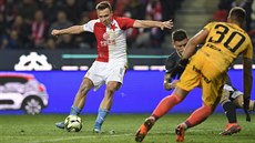 Stanislav Tecl (vlevo) ze Slavie stílí gól proti Baníku Ostrava.