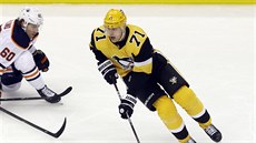 Jevgenij Malkin (vpravo) z Pittsburghu vede puk v utkání proti Edmontonu.