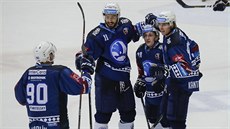 Plzetí hokejisté se radují z gólu proti Zlínu.