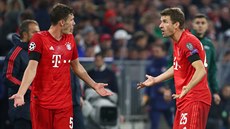 Benjamin Pavard (vlevo) si cosi vysvětluje s Thomasem Müllerem, spoluhráčem z... Benjamin Pavard (vlevo) si cosi vysvětluje s Thomasem Müllerem, spoluhráčem z...