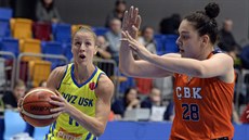 Kateřina Elhotová z USK Praha (vlevo) se snaží prosadit v utkání Euroligy. Kateřina Elhotová z USK Praha (vlevo) se snaží prosadit v utkání Euroligy.