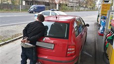 Pachatel s ukradeným vozem. Policisté jej dopadli na čerpací stanici v Praze,... Pachatel s ukradeným vozem. Policisté jej dopadli na čerpací stanici v Praze,...