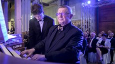 Svatovítské varhany měly první koncert. V barcelonské dílně na ně hrál varhaník... Svatovítské varhany měly první koncert. V barcelonské dílně na ně hrál varhaník...