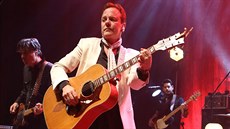 Herec Kiefer Sutherland jako zpěvák a kytarista Herec Kiefer Sutherland jako zpěvák a kytarista