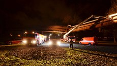 Pět hasičských jednotek likvidovalo požár letitých usazenin v potrubí v oblasti... Pět hasičských jednotek likvidovalo požár letitých usazenin v potrubí v oblasti...