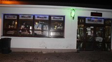 Třicetiletý cizinec nejprve v letovickém baru popíjel, poté do něj svým autem... Třicetiletý cizinec nejprve v letovickém baru popíjel, poté do něj svým autem...