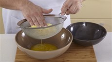 Z nastrouhaných brambor vymakejte tekutinu.