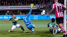 Český obránce Michal Sadílek z PSV Eindhoven střílí gól do sítě Sparty... Český obránce Michal Sadílek z PSV Eindhoven střílí gól do sítě Sparty...
