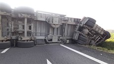 Převrácený kamion s řepou zablokoval silnici I/35 u Janova na Svitavsku. (7.... Převrácený kamion s řepou zablokoval silnici I/35 u Janova na Svitavsku. (7....