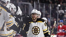 David Pastrňák z Bostonu slaví gól se svými parťáky. David Pastrňák z Bostonu slaví gól se svými parťáky.