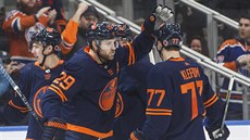 Leon Draisaitl (29) slaví gól s hokejisty Edmontonu.