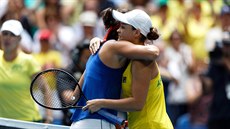Australanka Ashleigh Bartyová (čelem) a Caroline Garciaová z Francie ve finále... Australanka Ashleigh Bartyová (čelem) a Caroline Garciaová z Francie ve finále...