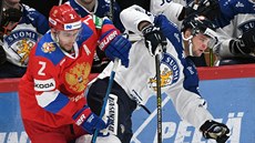 Ruský hokejista Arťjom Zub (vlevo) v souboji s Teemu Hartikainenem z Finska. Ruský hokejista Arťjom Zub (vlevo) v souboji s Teemu Hartikainenem z Finska.