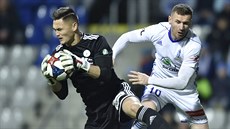 Brankář Bohemians Patrik Le Giang chytá míč před Murisem Mešanovičem z Mladé... Brankář Bohemians Patrik Le Giang chytá míč před Murisem Mešanovičem z Mladé...