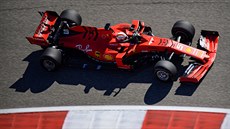 Sebastian Vettel z Ferrari bhem tréninku v Austinu