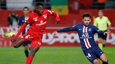 Juan Bernat (vpravo) z Paris St. Germain útoí kolem dijonského Hamzy Mendyla.