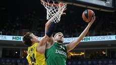 Jan Veselý (vlevo) z Fenerbahce se snaží ubránit Jocka Landala ze Žalgirisu. Jan Veselý (vlevo) z Fenerbahce se snaží ubránit Jocka Landala ze Žalgirisu.