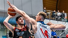 Nymburský piovt Zach Hankins (vlevo) střílí přes Petra Heřmana z Brna. Nymburský piovt Zach Hankins (vlevo) střílí přes Petra Heřmana z Brna.