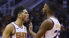Devin Booker (vlevo) a Mikal Bridges z Phoenixu oslavují. Devin Booker (vlevo) a Mikal Bridges z Phoenixu oslavují.