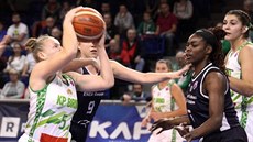 Eva Kopecká (v bílém) z KP Brno útoí v duelu s Gorzówem proti Cheridene...