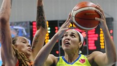 Brionna Jonesová (vpravo) z USK Praha se tlaí kolem Brittney Grinerové z...