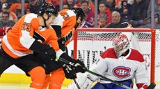 Jakub Voráek (93) i James van Riemsdyk (25) z Philadelphie se tlaí ped...