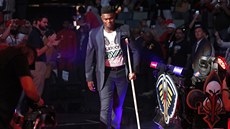 Zion Williamson z New Orleans se přišel na zápas svých spoluhráčů podívat o... Zion Williamson z New Orleans se přišel na zápas svých spoluhráčů podívat o...