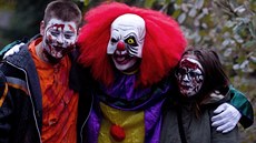 Zombie walk a jeho účastníci. Zombie walk a jeho účastníci.