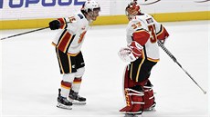 Matthew Tkachuk (vlevo) z Calgary slaví s gólmanem Davidem Rittichem vítězství... Matthew Tkachuk (vlevo) z Calgary slaví s gólmanem Davidem Rittichem vítězství...