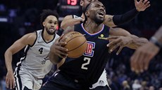 Kawhi Leonard z LA Clippers u míče v duelu proti San Antoniu. Kawhi Leonard z LA Clippers u míče v duelu proti San Antoniu.