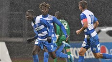 Youba Drame (vpředu) z Ústí nad Labem slaví gól proti Hradci Králové. Youba Drame (vpředu) z Ústí nad Labem slaví gól proti Hradci Králové.