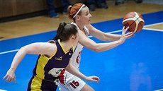 Andrea Klaudová (v bílém) z Hradce Králové v duelu se Slovankou MB