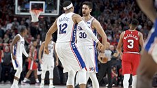 Furkan Korkmaz (vpravo) a Tobias Harris z Philadelphie slaví skalp Portlandu. Furkan Korkmaz (vpravo) a Tobias Harris z Philadelphie slaví skalp Portlandu.