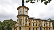 Linhartovský zámek pochází z 16. století, kdy z původní tvrze vzniklo... Linhartovský zámek pochází z 16. století, kdy z původní tvrze vzniklo...