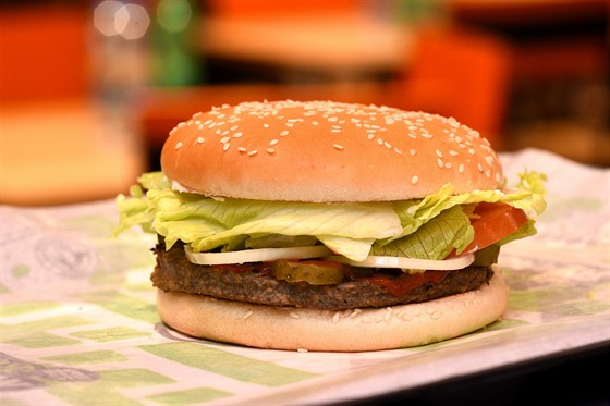 Burger King uvedl v esku první sendvi s rostlinným masem v roce 2019, má být od klasiky k nerozeznání
