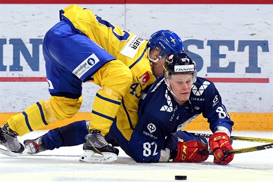 Tom Nilsson (vlevo) ze védska poslal k ledu Harriho Pesonena z Finska.