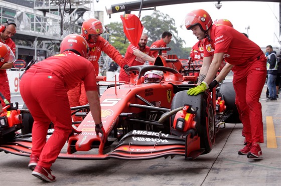 Sebastian Vettel a mechanici Ferrari bhem tréninku na Velkou cenu Brazílie