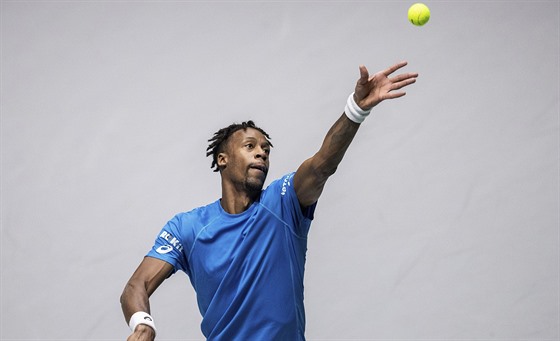 Gael Monfils podává bhem finálového klání Davis Cupu.