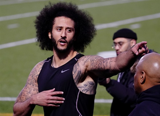 Colin Kaepernick bhem svého veejného tréninku pro skauty NFL v Riverdale