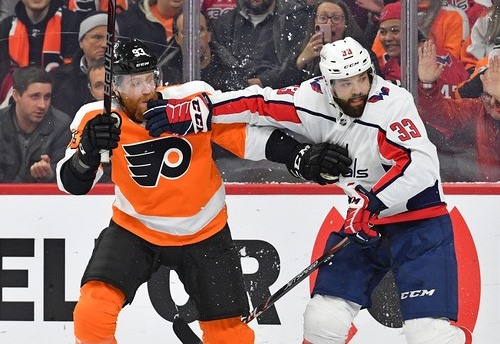 Jakub Voráček a Radko Gudas v souboji Jakub Voráček a Radko Gudas v souboji