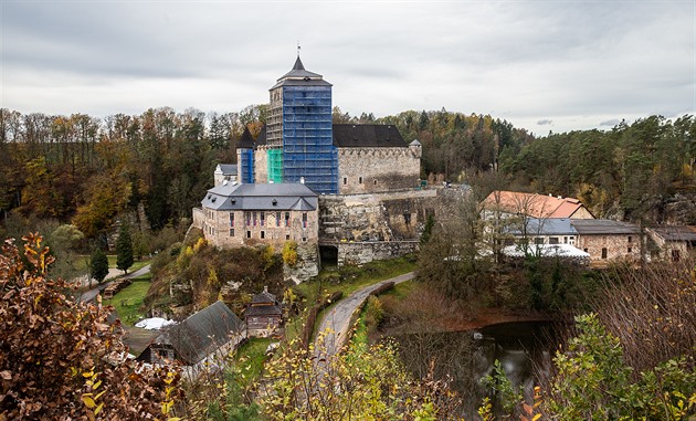 Gotický hrad Kost podstupuje rozsáhlé opravy, do skalního masivu zatékala voda...