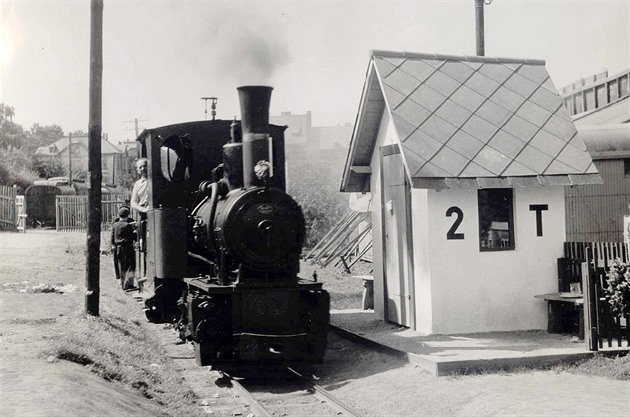 Pionýrská eleznice s lokomotivou Jiinkou a stráním domkem
